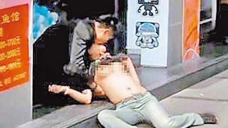 Mladý pár si užíval sex na verejnosti, Šanghaj